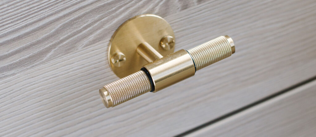 close up of hinge handle